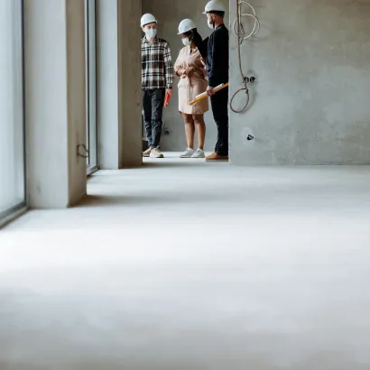 Marcel Rutten bespreekt renovatieproject met klant in Neeroeteren